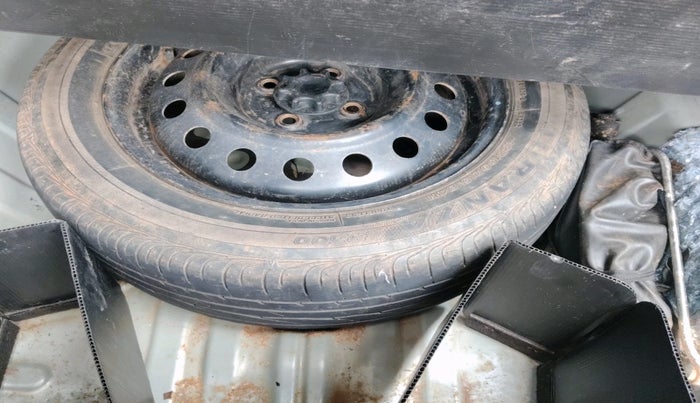 2014 Toyota Etios G, Petrol, Manual, 1,00,463 km, tyre