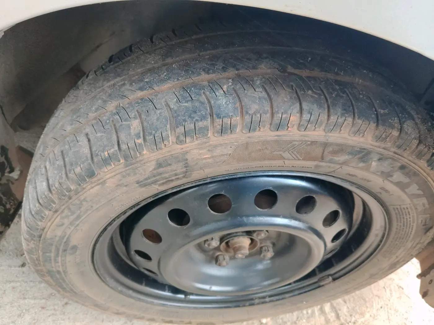 2014 Toyota Etios G, Petrol, Manual, 1,00,463 km, tyre