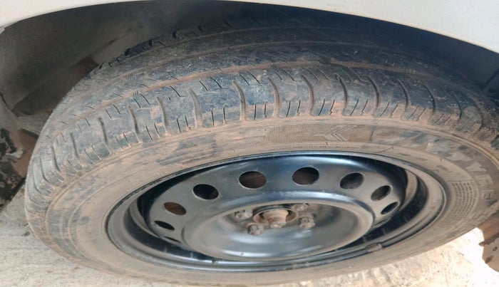 2014 Toyota Etios G, Petrol, Manual, 1,00,463 km, tyre