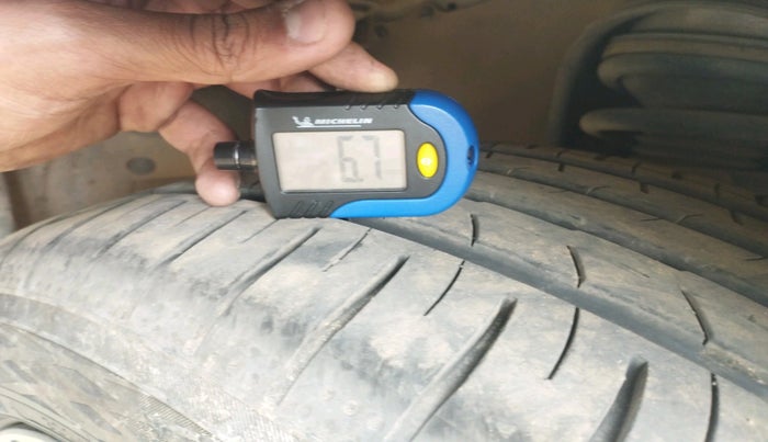 2017 Toyota Innova Crysta 2.4 GX 7 STR, Diesel, Manual, 1,28,279 km, tyre