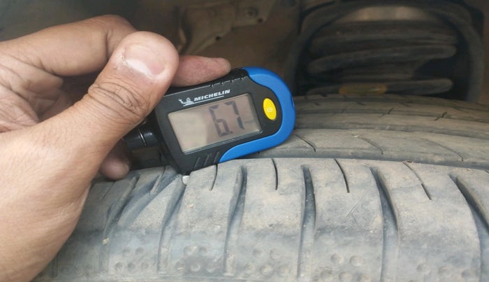 2017 Toyota Innova Crysta 2.4 GX 7 STR, Diesel, Manual, 1,28,279 km, tyre