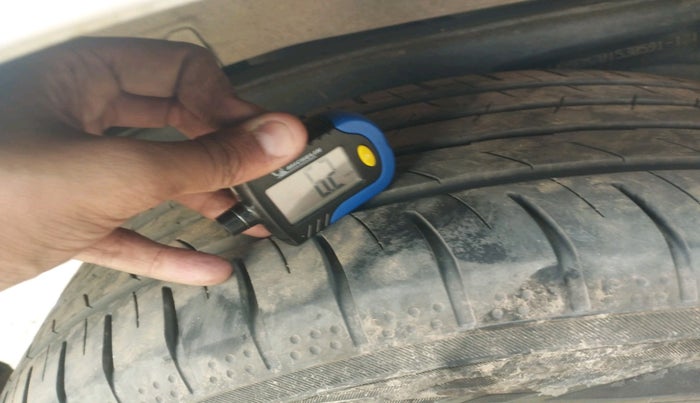 2017 Toyota Innova Crysta 2.4 GX 7 STR, Diesel, Manual, 1,28,279 km, tyre