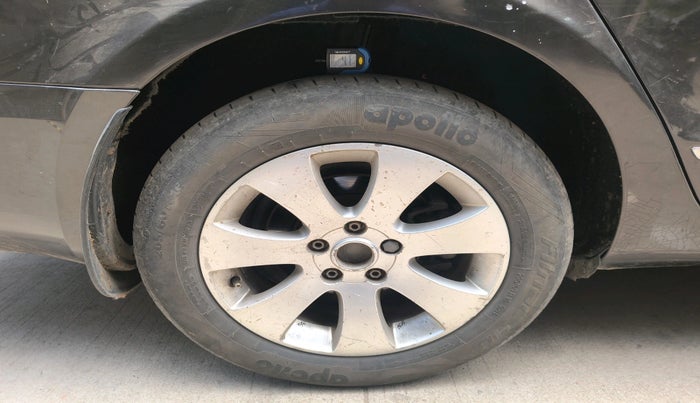 2011 Skoda Superb ELEGANCE 2.0 TDI CR AT, Diesel, Automatic, 1,35,174 km, tyre