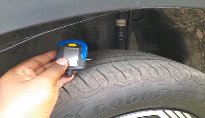 2024 Tata NEXON FEARLESS + SUNROOF DUAL TONE 1.2 PETROL, Petrol, Manual, 3,988 km, tyre