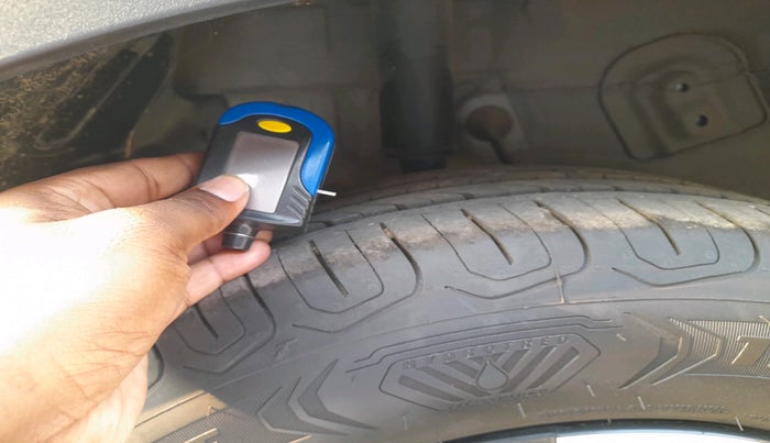 2024 Tata NEXON FEARLESS + SUNROOF DUAL TONE 1.2 PETROL, Petrol, Manual, 3,988 km, tyre