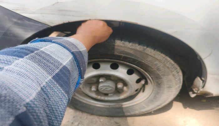 2013 Hyundai Eon ERA +, Petrol, Manual, 1,04,174 km, tyre