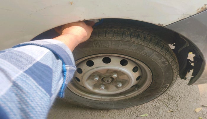 2013 Hyundai Eon ERA +, Petrol, Manual, 1,04,174 km, tyre