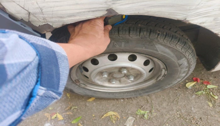 2013 Hyundai Eon ERA +, Petrol, Manual, 1,04,174 km, tyre