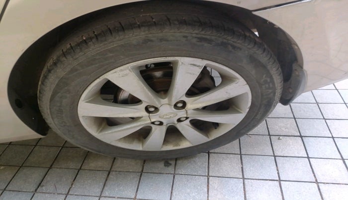 2011 Hyundai Verna FLUIDIC 1.6 VTVT SX OPT, Petrol, Manual, 77,130 km, tyre