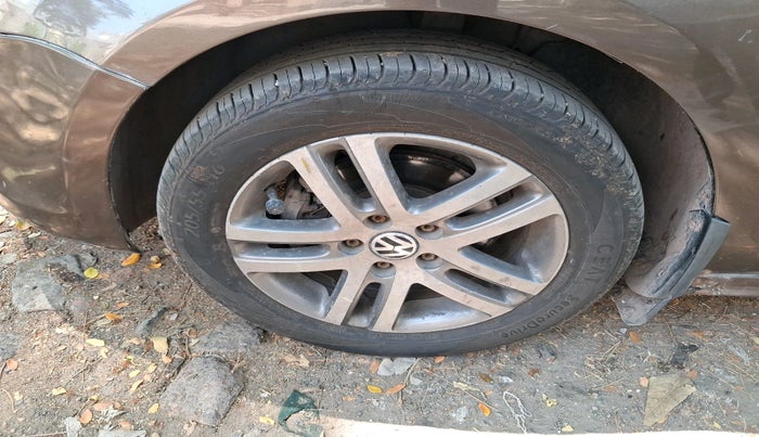 2012 Volkswagen Jetta HIGHLINE TDI AT, Diesel, Automatic, 1,17,189 km, tyre