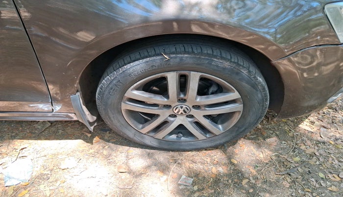 2012 Volkswagen Jetta HIGHLINE TDI AT, Diesel, Automatic, 1,17,189 km, tyre