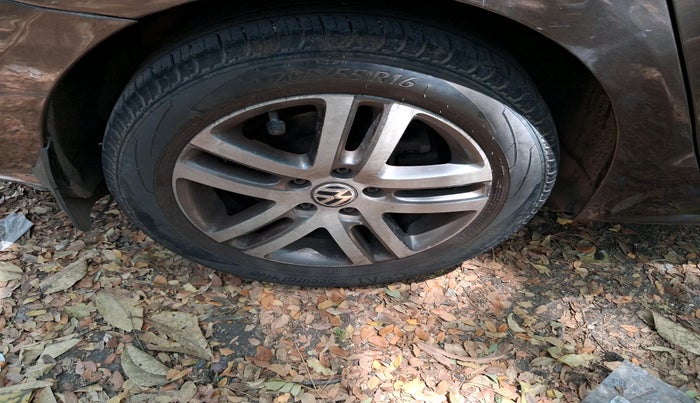2012 Volkswagen Jetta HIGHLINE TDI AT, Diesel, Automatic, 1,17,189 km, tyre
