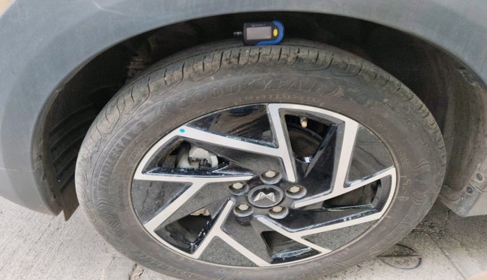 2024 Mahindra XUV 3XO AX7L 1.2 Petrol AT, Petrol, Automatic, 2,487 km, tyre