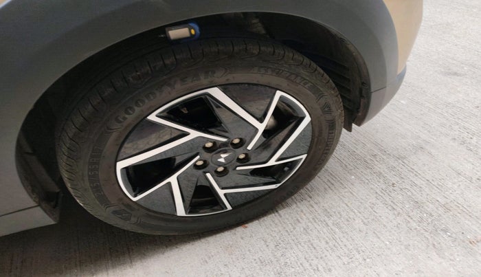 2024 Mahindra XUV 3XO AX7L 1.2 Petrol AT, Petrol, Automatic, 2,487 km, tyre