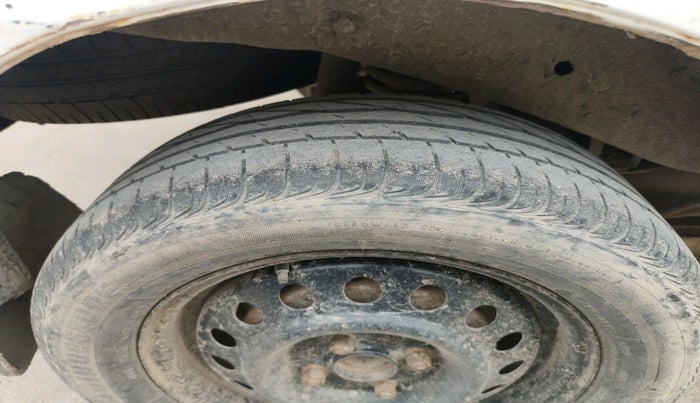 2011 Maruti Eeco 5 STR, CNG, Manual, 3,47,230 km, tyre