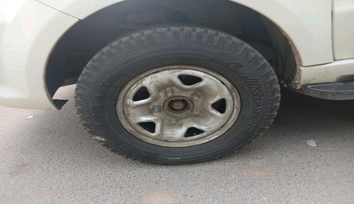 2014 Tata Safari Storme 2.2 LX 4X2, Diesel, Manual, 1,08,654 km, tyre