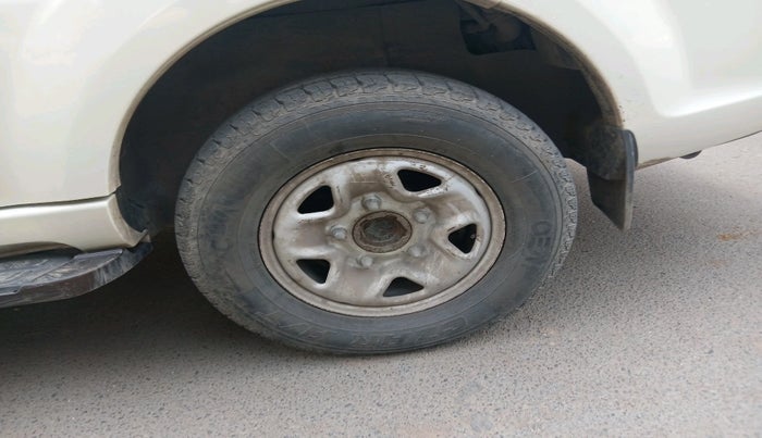 2014 Tata Safari Storme 2.2 LX 4X2, Diesel, Manual, 1,08,654 km, tyre