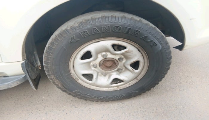 2014 Tata Safari Storme 2.2 LX 4X2, Diesel, Manual, 1,08,654 km, tyre