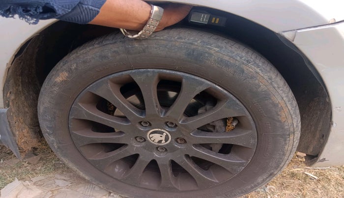 2015 Skoda Rapid 1.5 TDI CR ELEGANCE AT, Diesel, Automatic, 1,51,606 km, tyre