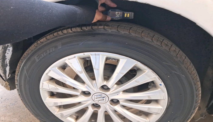 2017 Maruti Ciaz DELTA DIESEL 1.3, Diesel, Manual, 2,36,579 km, tyre