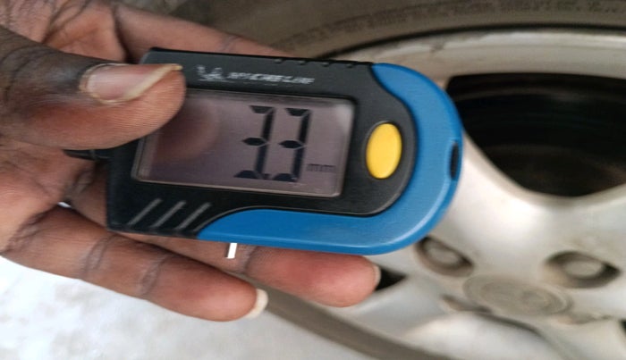 2004 Toyota Corolla H3 G 1.8, Petrol, Automatic, 1,80,657 km, tyre