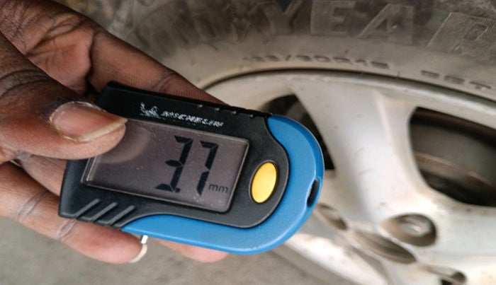 2004 Toyota Corolla H3 G 1.8, Petrol, Automatic, 1,80,657 km, tyre