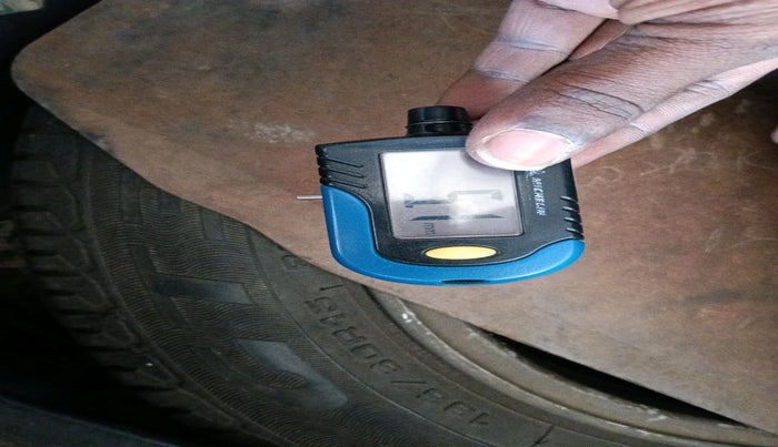 2004 Toyota Corolla H3 G 1.8, Petrol, Automatic, 1,80,657 km, tyre