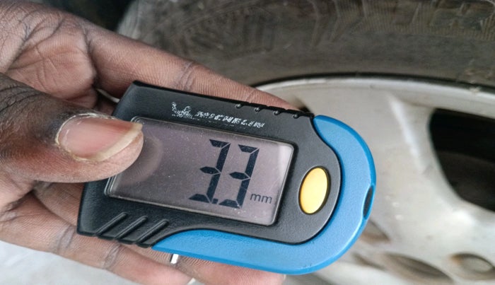 2004 Toyota Corolla H3 G 1.8, Petrol, Automatic, 1,80,657 km, tyre