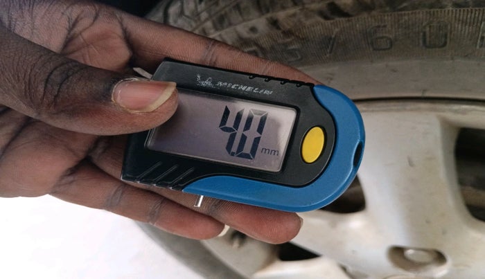 2004 Toyota Corolla H3 G 1.8, Petrol, Automatic, 1,80,657 km, tyre