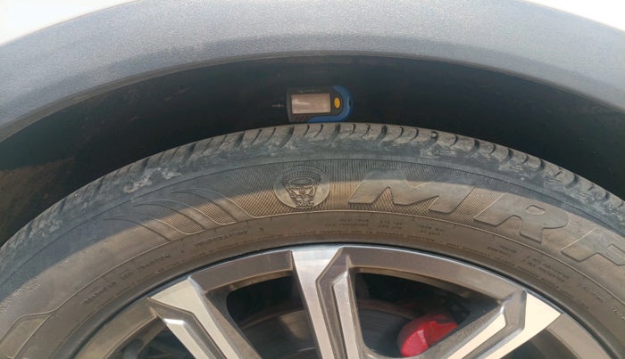 2024 Mahindra XUV700 AX 7 D AT 7 STR, Diesel, Automatic, 42,124 km, tyre