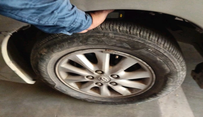 2013 Toyota Innova 2.5 VX 8 STR, Diesel, Manual, 1,90,219 km, tyre