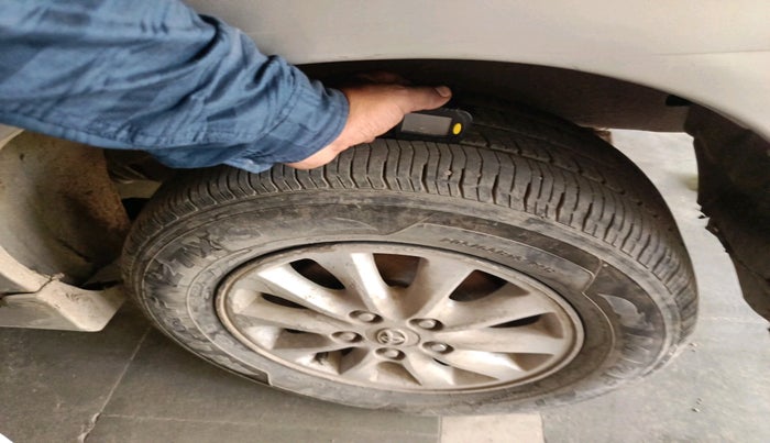 2013 Toyota Innova 2.5 VX 8 STR, Diesel, Manual, 1,90,219 km, tyre