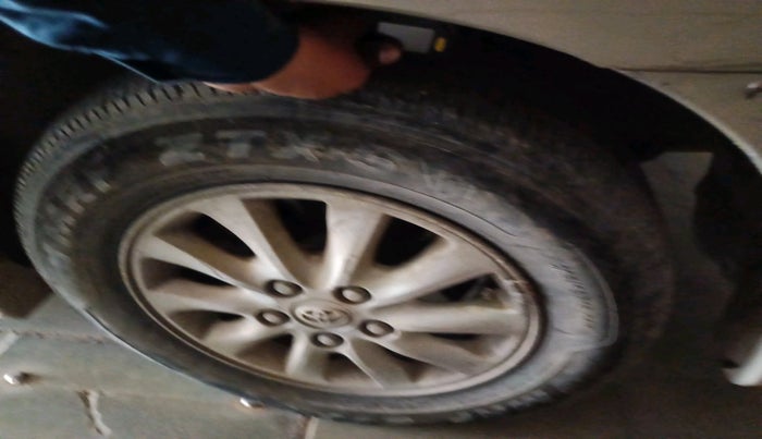 2013 Toyota Innova 2.5 VX 8 STR, Diesel, Manual, 1,90,219 km, tyre