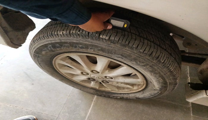 2013 Toyota Innova 2.5 VX 8 STR, Diesel, Manual, 1,90,219 km, tyre