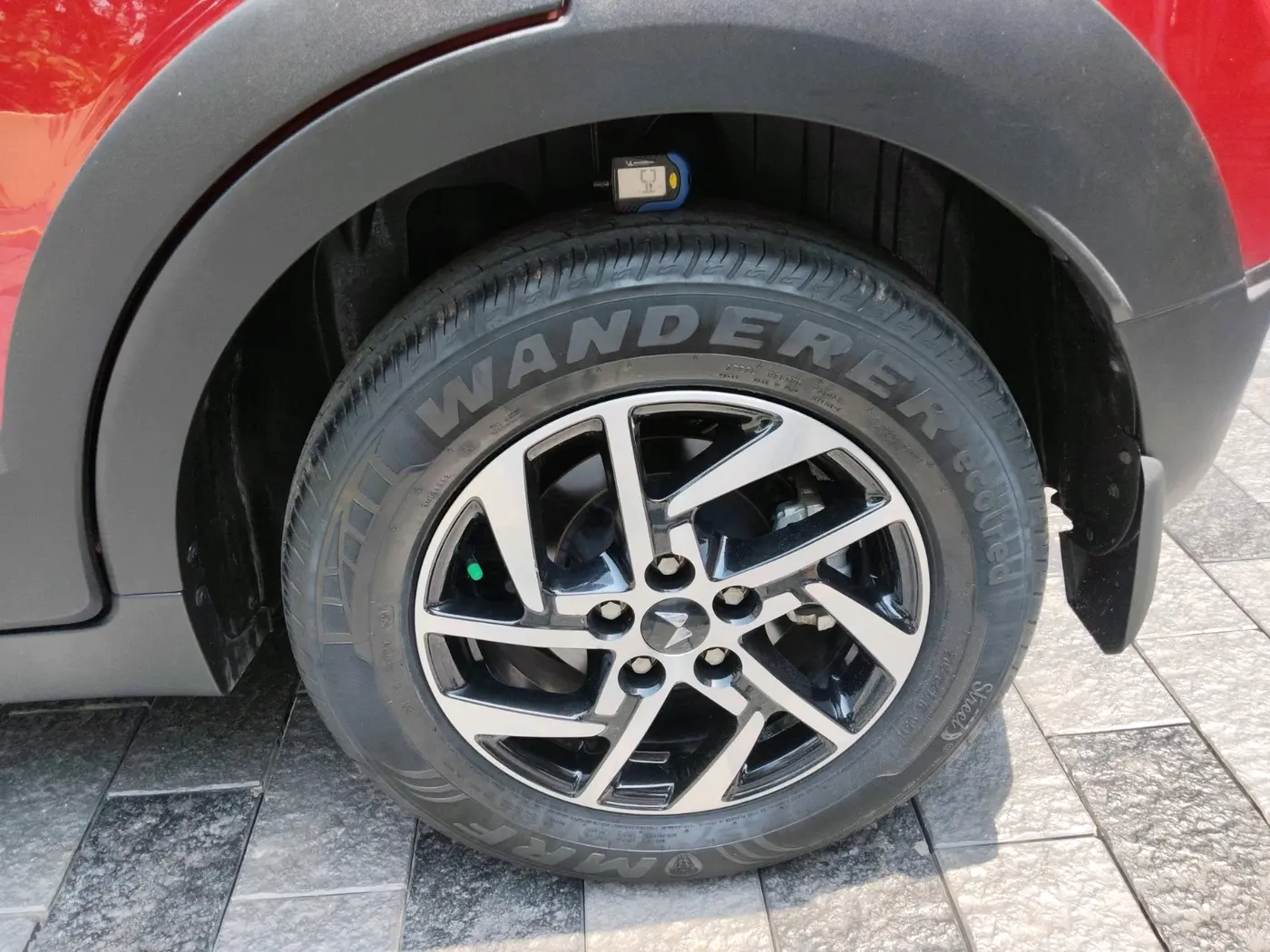 2024 Mahindra XUV 3XO AX5 1.2 L TCMPFI AT, Petrol, Automatic, 16,272 km, tyre