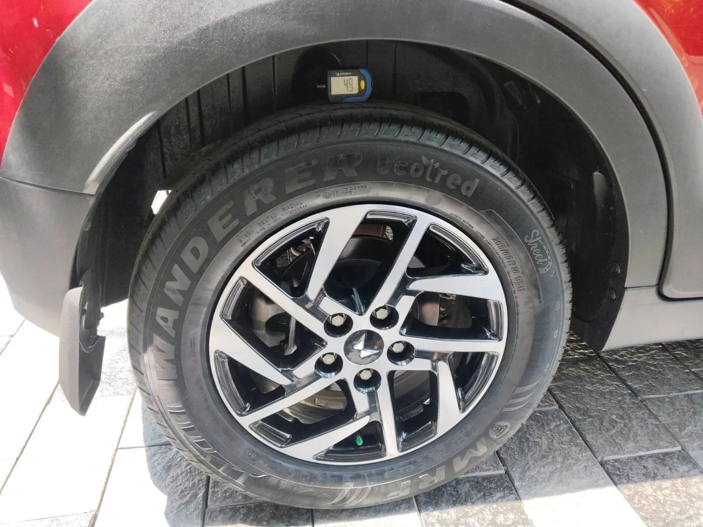 2024 Mahindra XUV 3XO AX5 1.2 L TCMPFI AT, Petrol, Automatic, 16,272 km, tyre