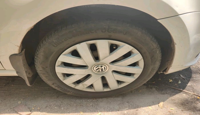 2016 Volkswagen Polo COMFORTLINE 1.2L, Petrol, Manual, 73,055 km, tyre