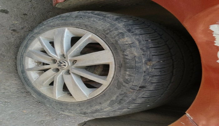 2014 Volkswagen Polo HIGHLINE1.5L, Diesel, Manual, 1,09,487 km, tyre