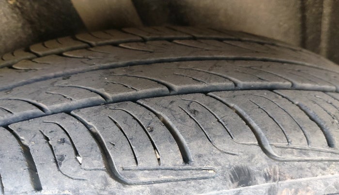 2014 Volkswagen Polo HIGHLINE1.5L, Diesel, Manual, 1,09,487 km, tyre