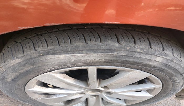 2014 Volkswagen Polo HIGHLINE1.5L, Diesel, Manual, 1,09,487 km, tyre