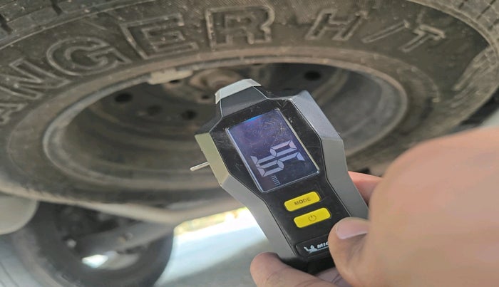 2017 Mahindra XUV500 W6, Diesel, Manual, 1,05,050 km, tyre