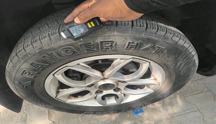 2017 Mahindra XUV500 W6, Diesel, Manual, 1,05,050 km, tyre