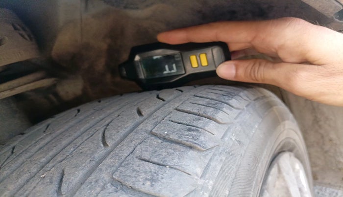 2015 Toyota Etios Liva GD, Diesel, Manual, 1,04,450 km, tyre