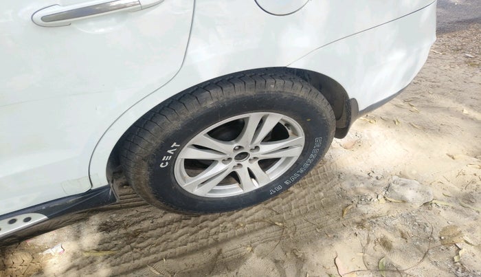 2012 Hyundai Santa Fe 2 WD, Diesel, Manual, 1,01,629 km, tyre