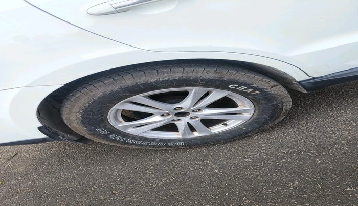 2012 Hyundai Santa Fe 2 WD, Diesel, Manual, 1,01,629 km, tyre