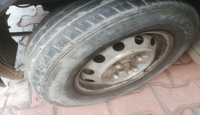 2016 Hyundai Eon ERA +, CNG, Manual, 1,13,131 km, tyre