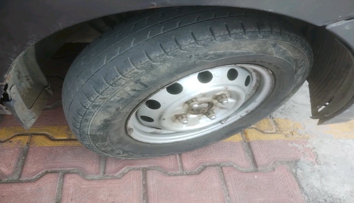 2016 Hyundai Eon ERA +, CNG, Manual, 1,13,131 km, tyre