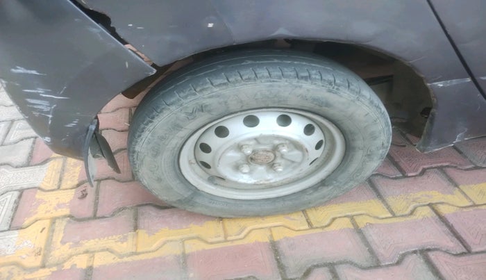 2016 Hyundai Eon ERA +, CNG, Manual, 1,13,131 km, tyre