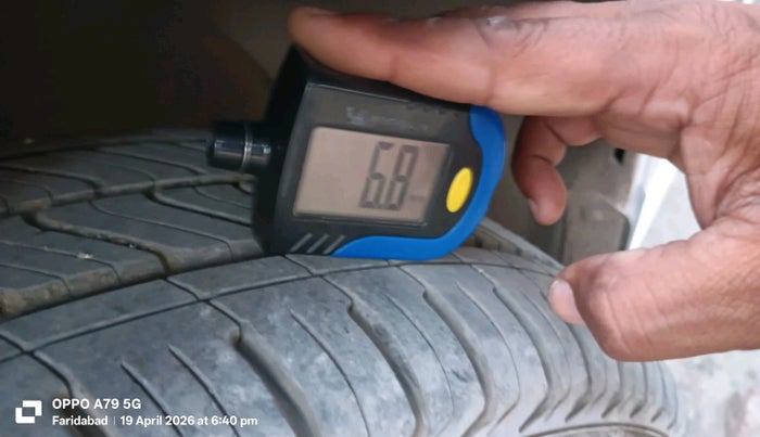 2014 Volkswagen Polo HIGHLINE1.2L, CNG, Manual, 1,24,521 km, tyre