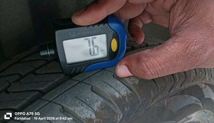 2014 Volkswagen Polo HIGHLINE1.2L, CNG, Manual, 1,24,521 km, tyre